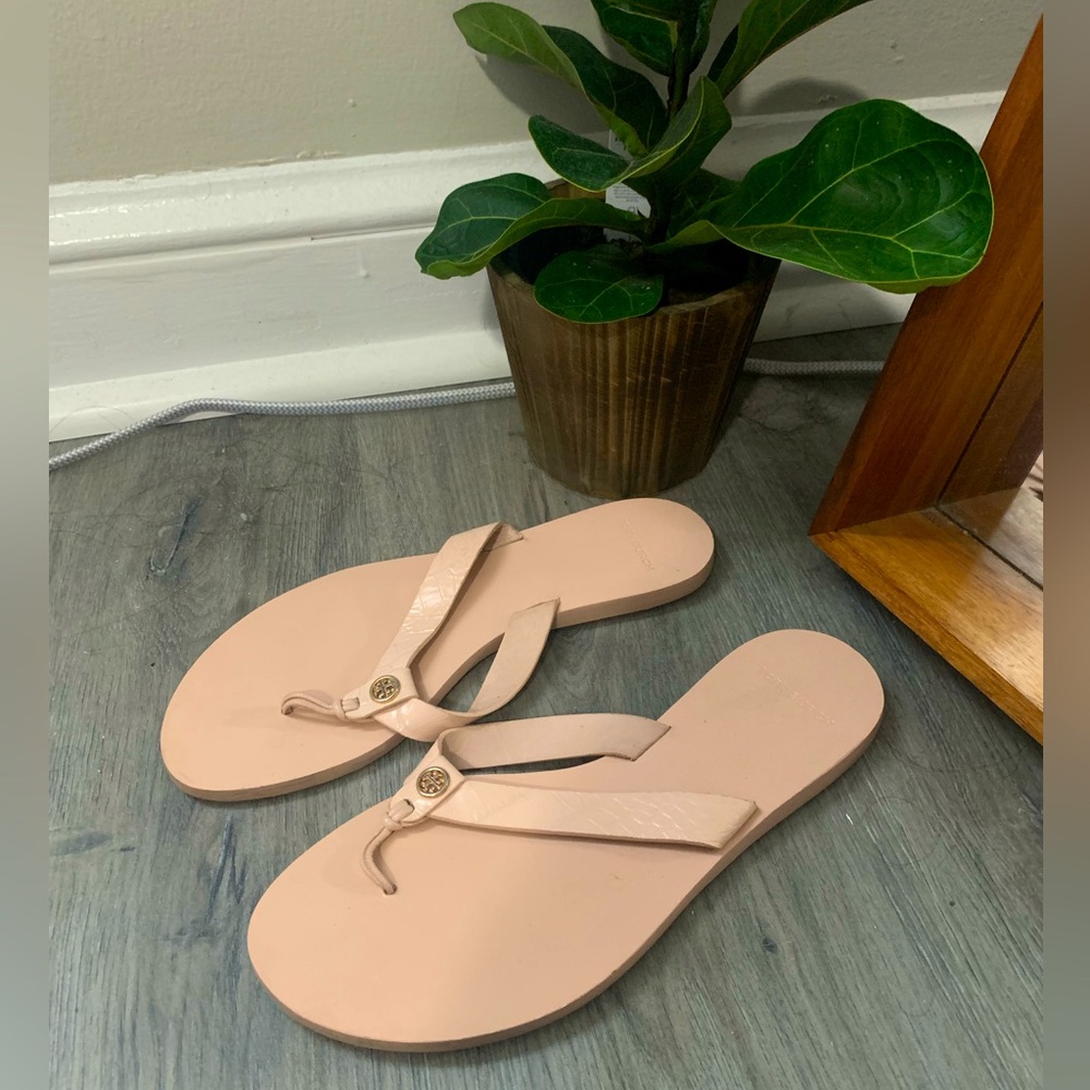 Tory Burch classic flip flops in light pink, perfect for the summer time!